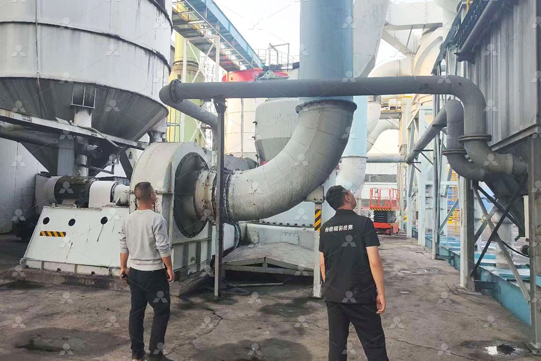 黎明重工工程师在现场进行设备维护指导
